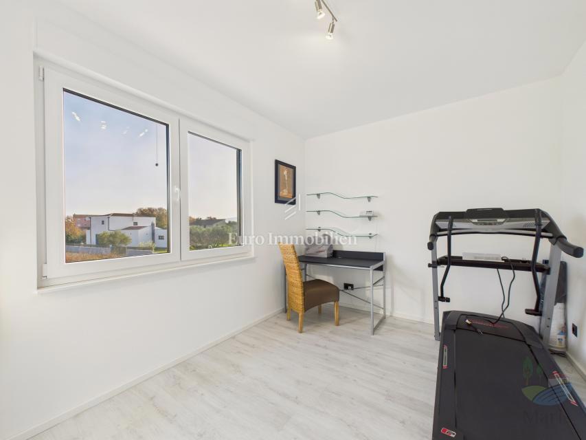 Moderna družinska hiša z ogrevanim bazenom