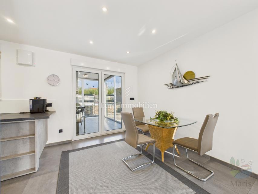 Moderna družinska hiša z ogrevanim bazenom