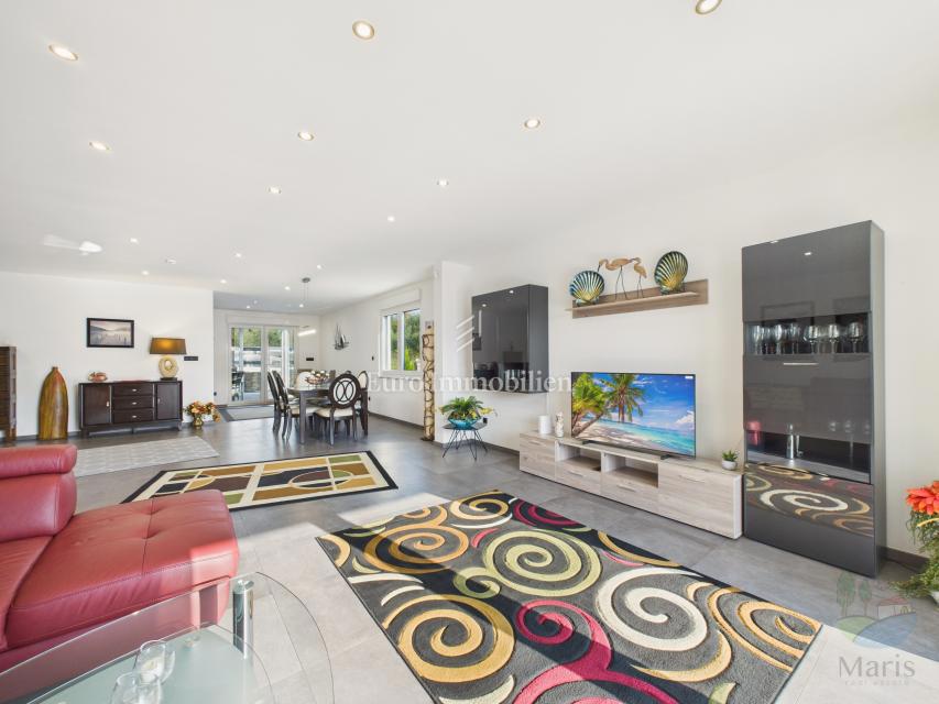 Moderna družinska hiša z ogrevanim bazenom