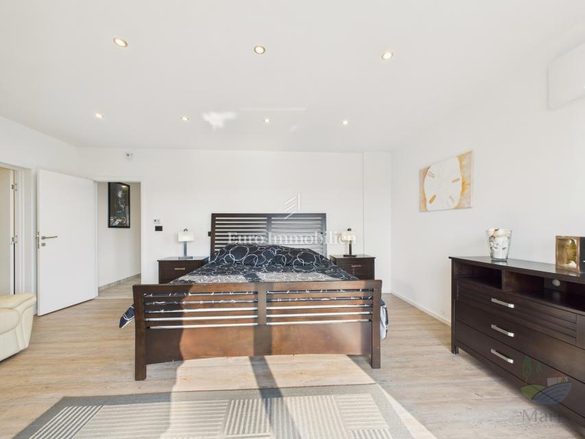 Moderna družinska hiša z ogrevanim bazenom