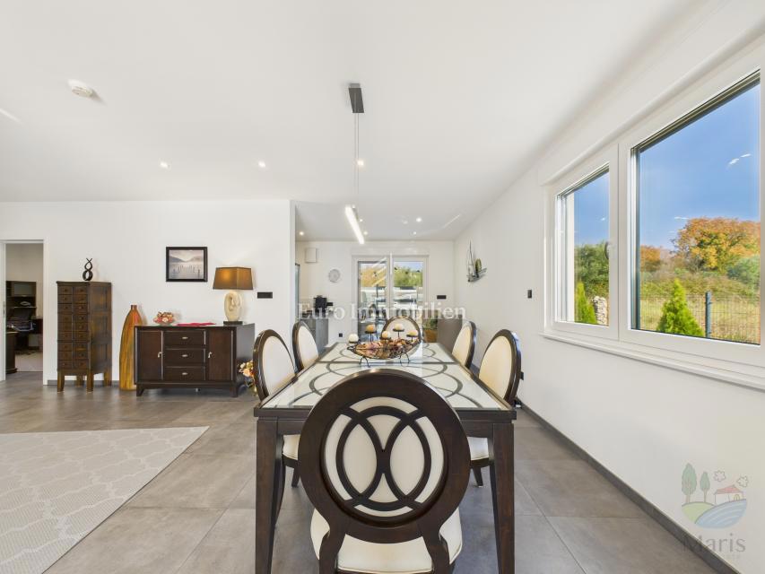 Moderna družinska hiša z ogrevanim bazenom