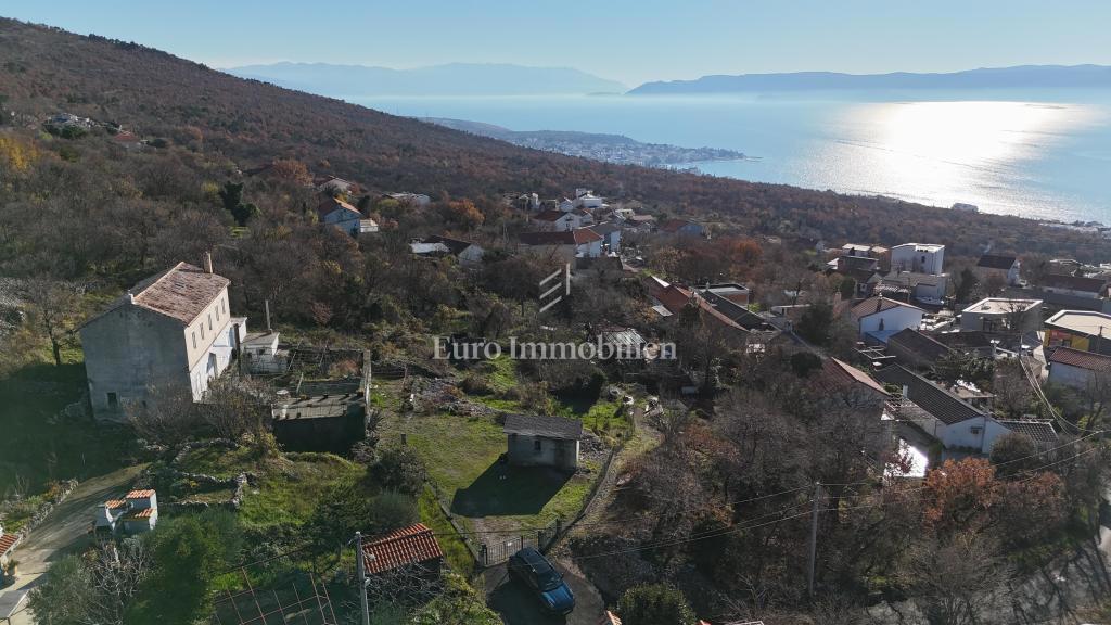 Kamnita hiša z velikim zemljiščem in pogledom na morje