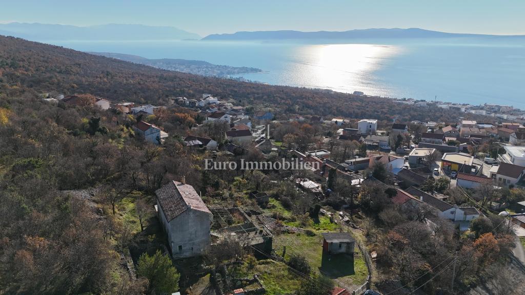 Kamnita hiša z velikim zemljiščem in pogledom na morje