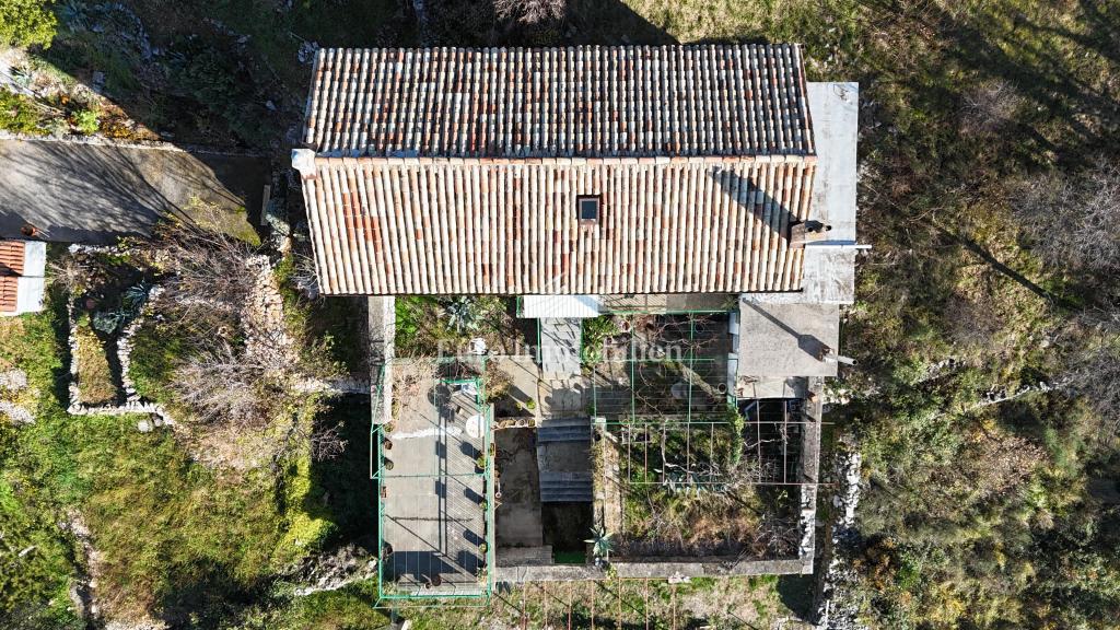 Kamnita hiša z velikim zemljiščem in pogledom na morje