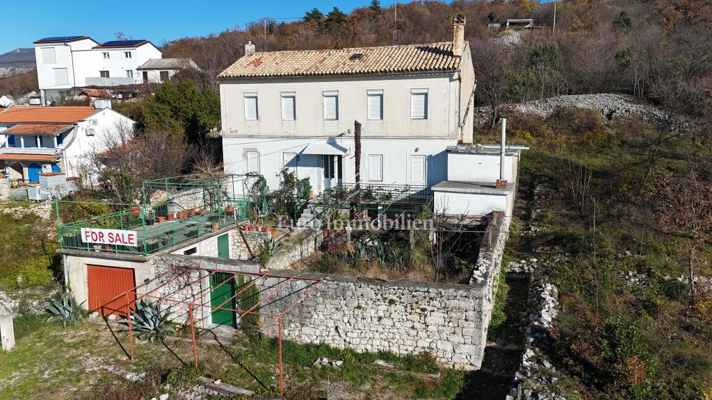 Kamnita hiša z velikim zemljiščem in pogledom na morje