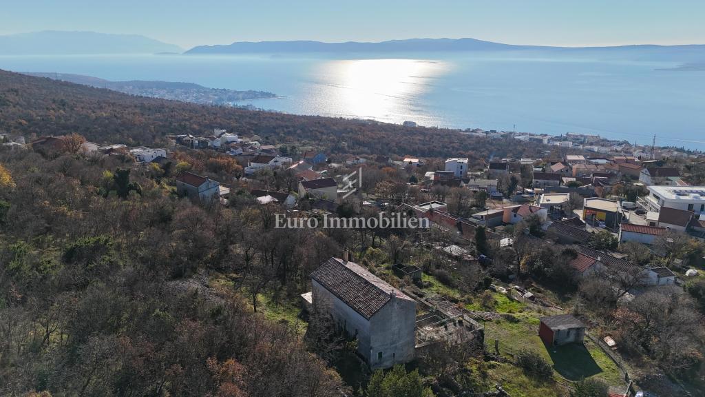 Kamnita hiša z velikim zemljiščem in pogledom na morje