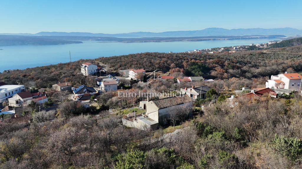 Kamnita hiša z velikim zemljiščem in pogledom na morje