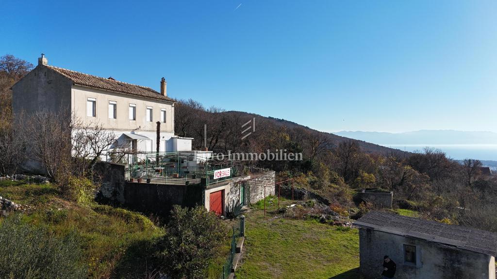 Kamnita hiša z velikim zemljiščem in pogledom na morje