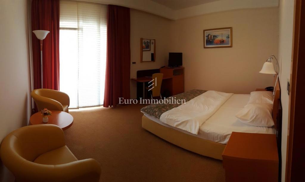 Hotel za prodajo, prva vrsta do morja