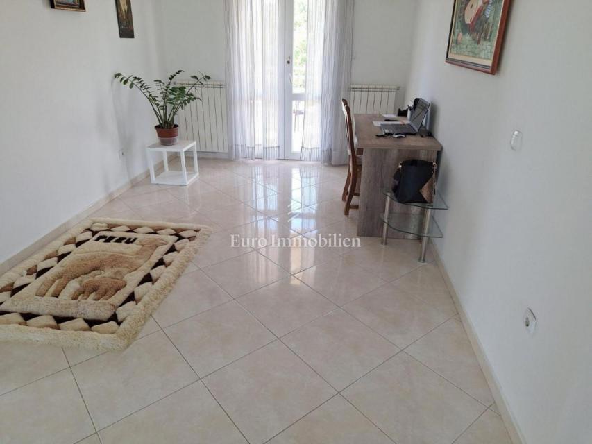 Labin - Družinska hiša s prostornim vrtom