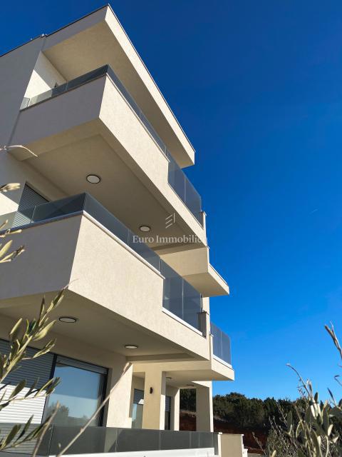 Apartmaji v stanovanjski stavbi blizu morja, Pag