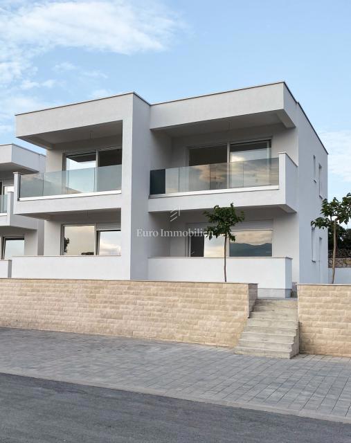 Apartmaji v stanovanjski stavbi blizu morja, Pag