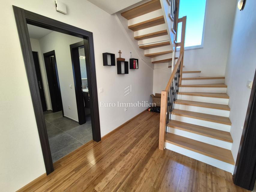 Vrbnik - Samostojna hiša s pogledom na morje!