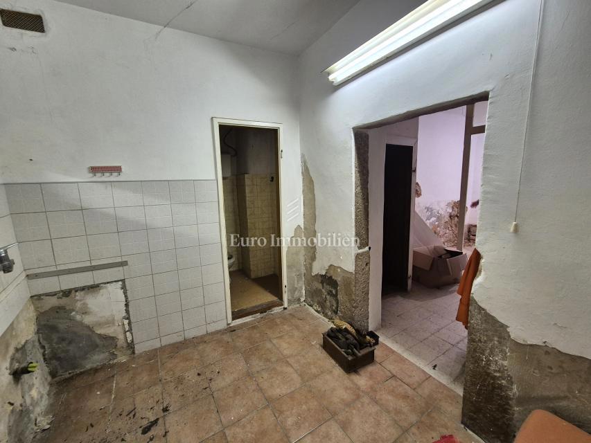 Selce - kamnita hiša za adaptacijo, 50 m od morja