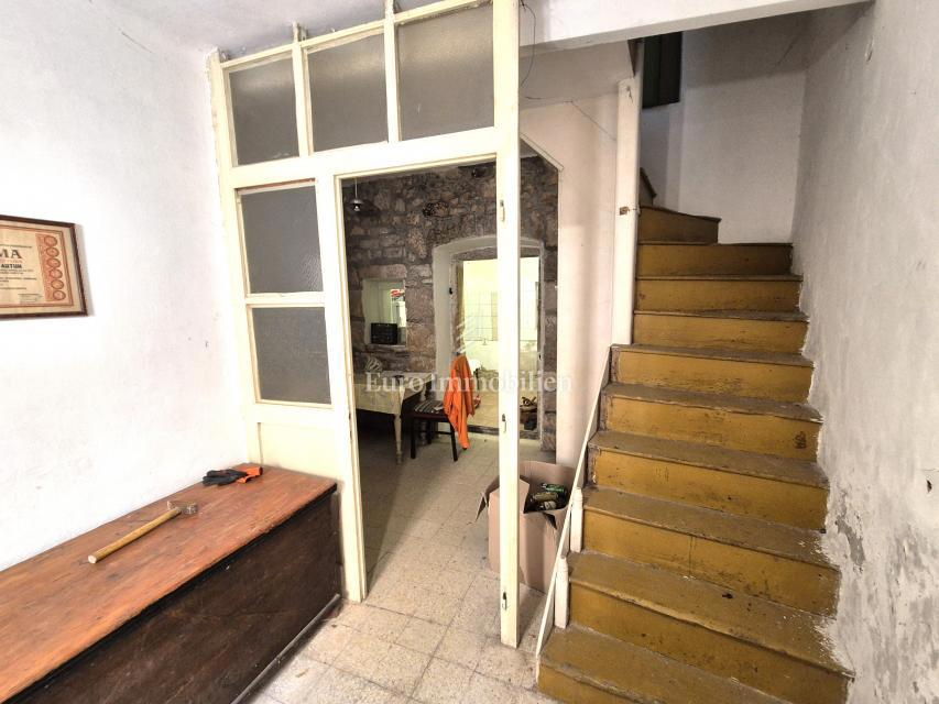 Selce - kamnita hiša za adaptacijo, 50 m od morja