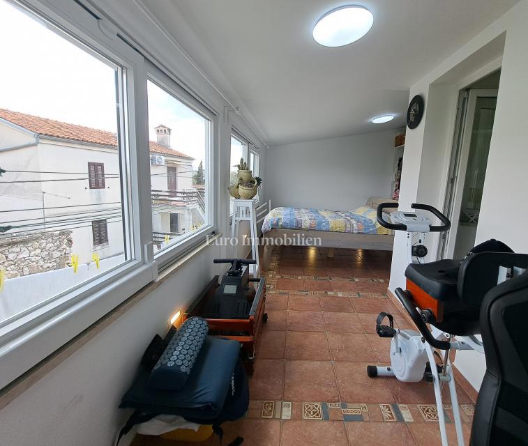 Omišalj - prenovljena hiša z dvoriščem v starem mestnem jedru