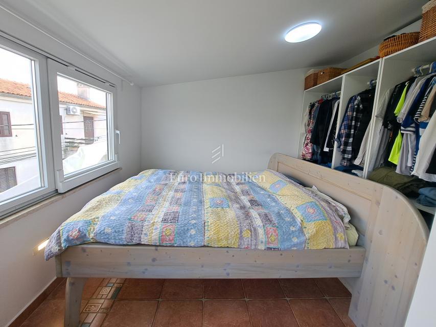 Omišalj - prenovljena hiša z dvoriščem v starem mestnem jedru