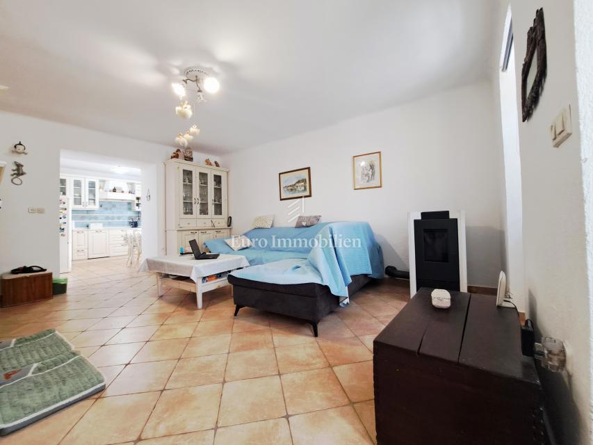 Omišalj - prenovljena hiša z dvoriščem v starem mestnem jedru