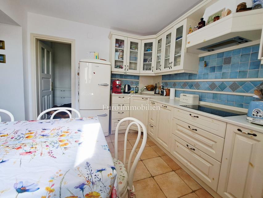 Omišalj - prenovljena hiša z dvoriščem v starem mestnem jedru