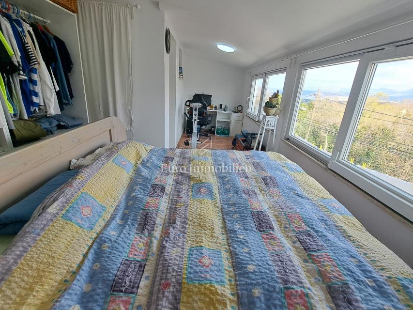 Omišalj - prenovljena hiša z dvoriščem v starem mestnem jedru