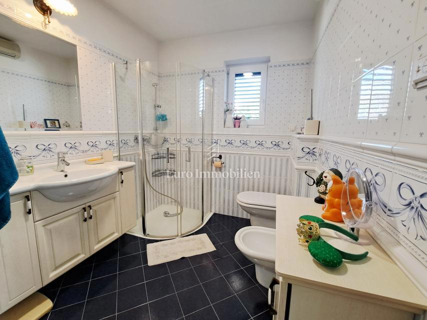 Omišalj - prenovljena hiša z dvoriščem v starem mestnem jedru