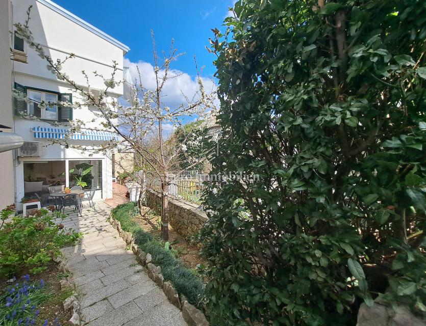 Omišalj - prenovljena hiša z dvoriščem v starem mestnem jedru