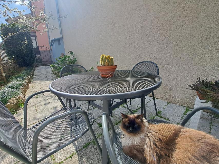 Omišalj - prenovljena hiša z dvoriščem v starem mestnem jedru