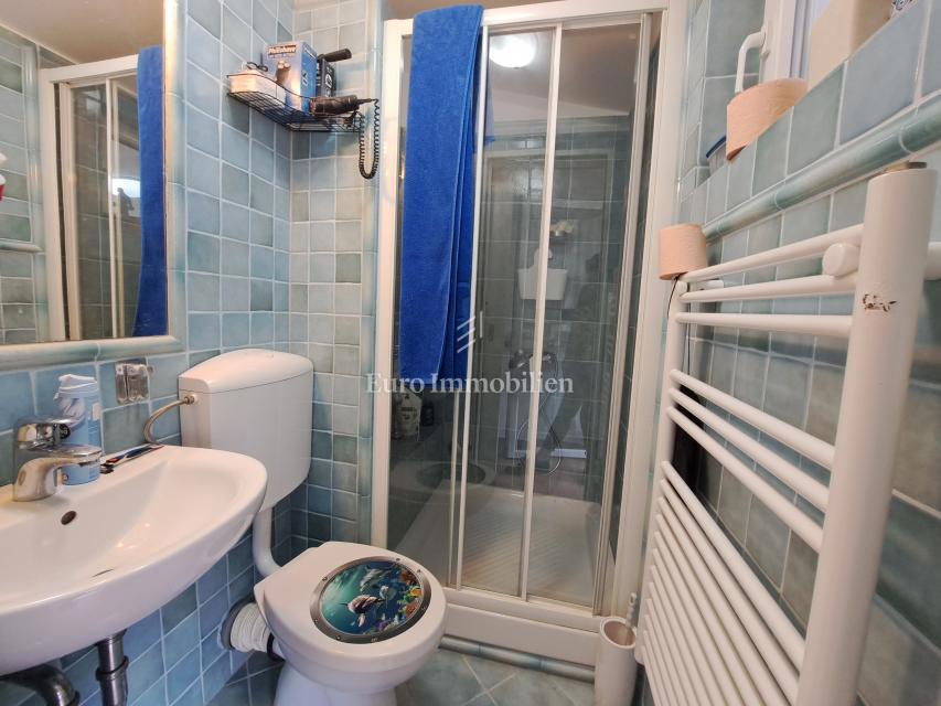 Omišalj - prenovljena hiša z dvoriščem v starem mestnem jedru