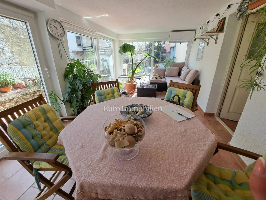 Omišalj - prenovljena hiša z dvoriščem v starem mestnem jedru