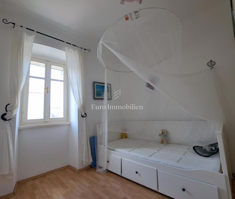 Omišalj - prenovljena hiša z dvoriščem v starem mestnem jedru