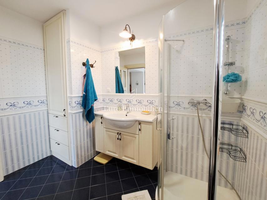 Omišalj - prenovljena hiša z dvoriščem v starem mestnem jedru