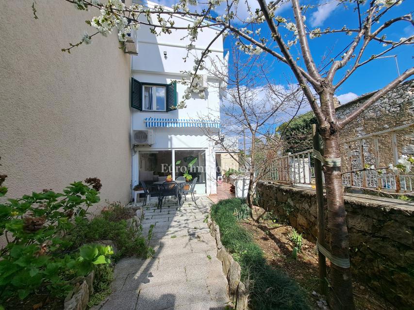 Omišalj - prenovljena hiša z dvoriščem v starem mestnem jedru