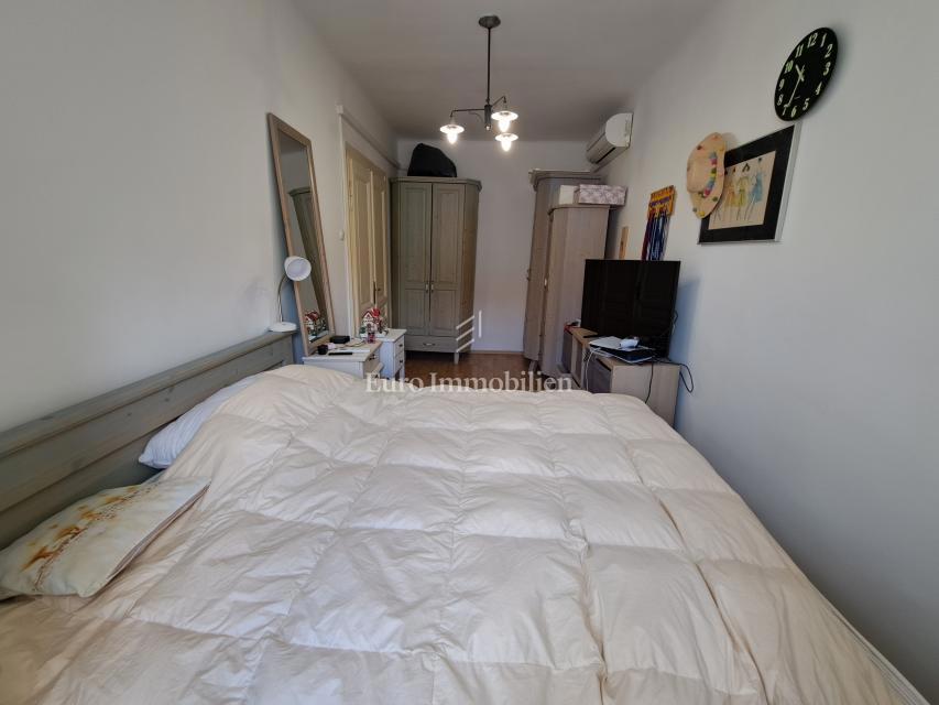 Omišalj - prenovljena hiša z dvoriščem v starem mestnem jedru