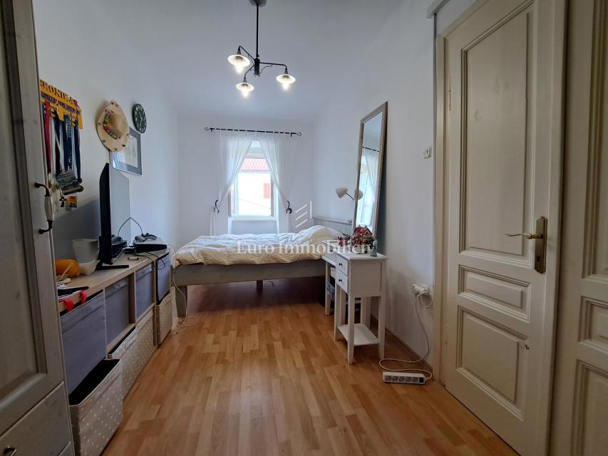 Omišalj - prenovljena hiša z dvoriščem v starem mestnem jedru