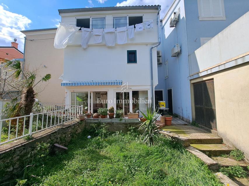 Omišalj - prenovljena hiša z dvoriščem v starem mestnem jedru