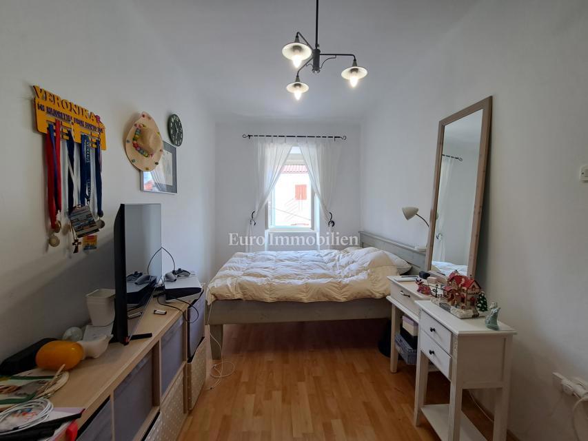 Omišalj - prenovljena hiša z dvoriščem v starem mestnem jedru