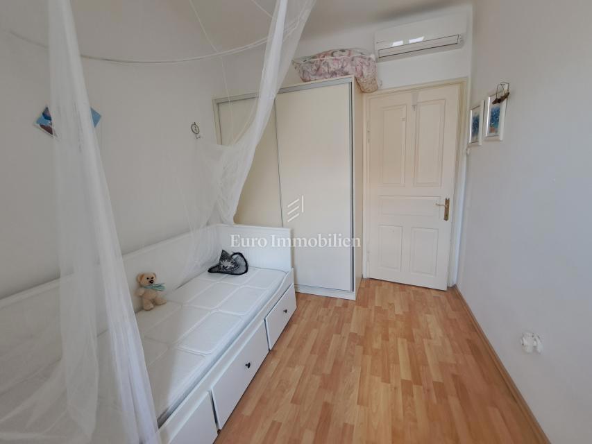 Omišalj - prenovljena hiša z dvoriščem v starem mestnem jedru