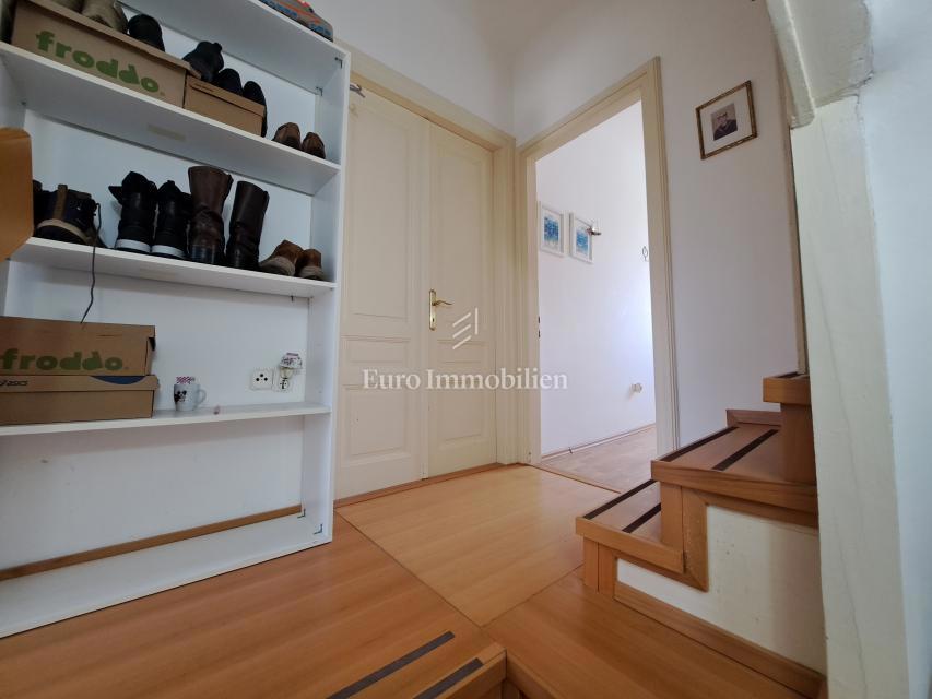 Omišalj - prenovljena hiša z dvoriščem v starem mestnem jedru