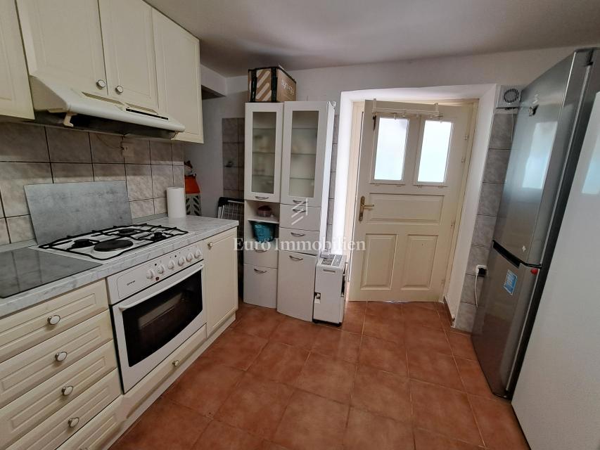 Omišalj - prenovljena hiša z dvoriščem v starem mestnem jedru