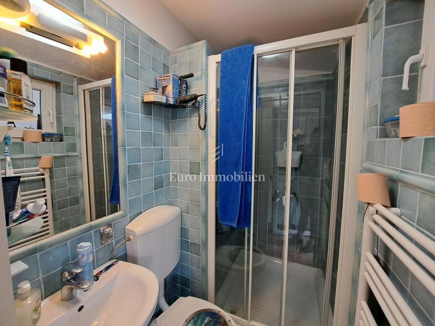 Omišalj - prenovljena hiša z dvoriščem v starem mestnem jedru