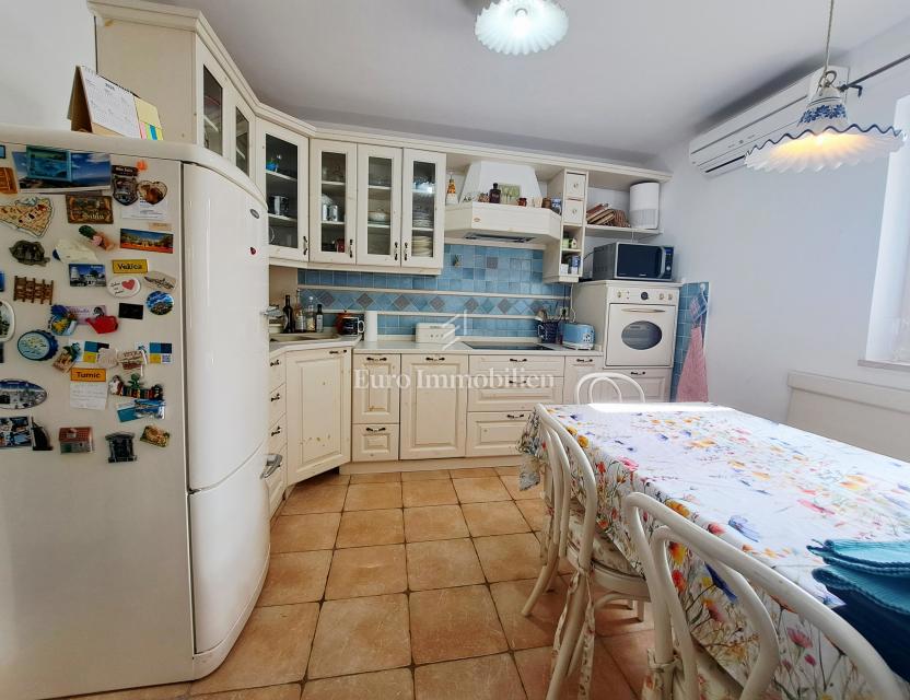 Omišalj - prenovljena hiša z dvoriščem v starem mestnem jedru