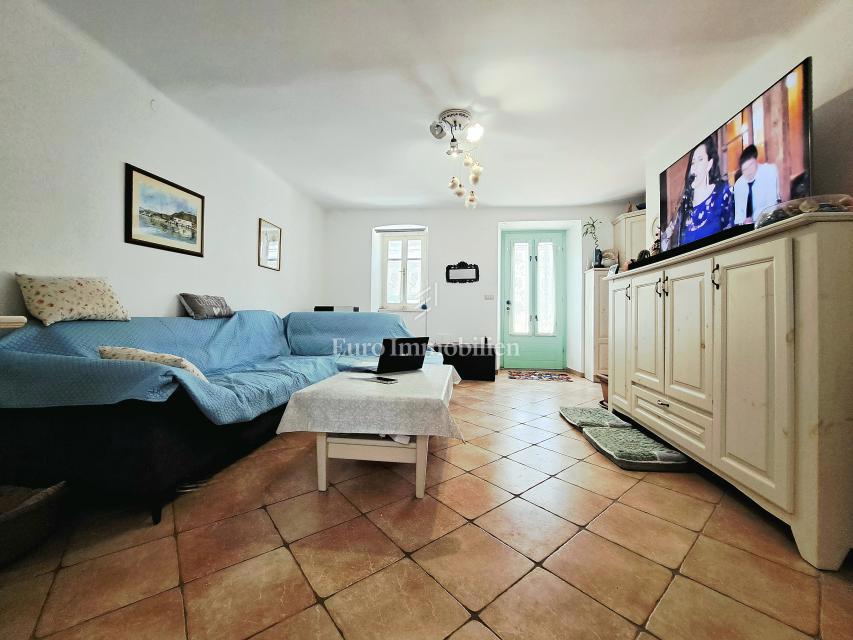 Omišalj - prenovljena hiša z dvoriščem v starem mestnem jedru