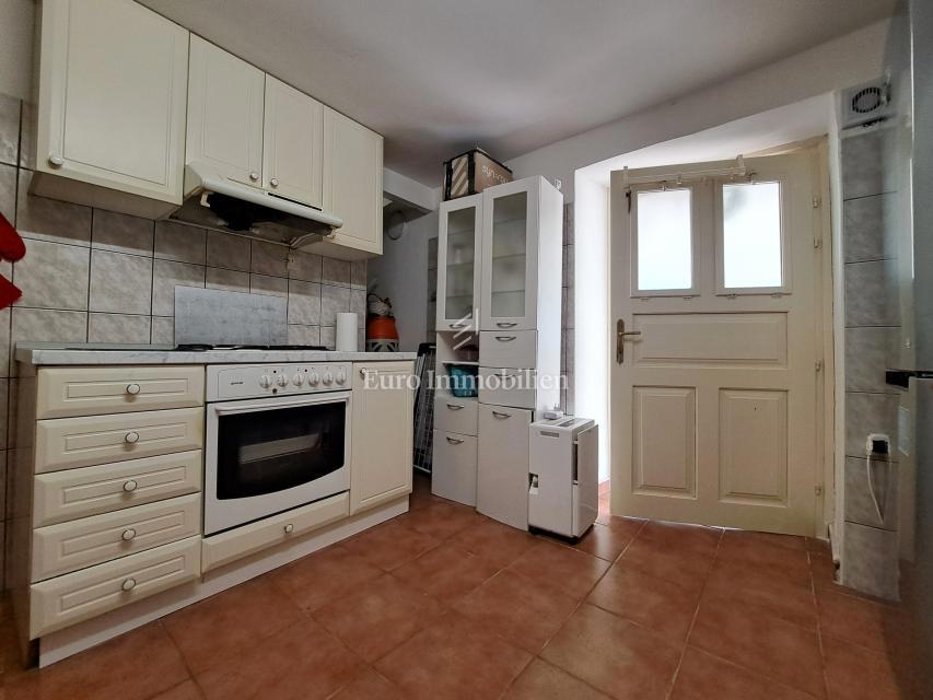 Omišalj - prenovljena hiša z dvoriščem v starem mestnem jedru