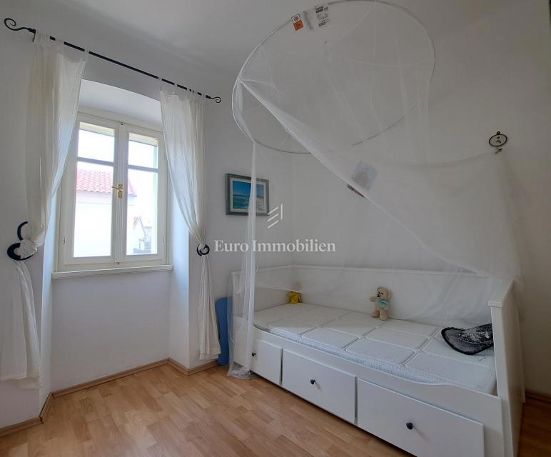 Omišalj - prenovljena hiša z dvoriščem v starem mestnem jedru