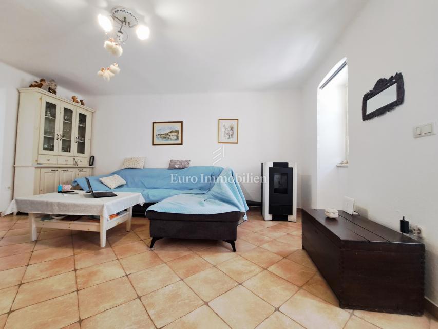 Omišalj - prenovljena hiša z dvoriščem v starem mestnem jedru