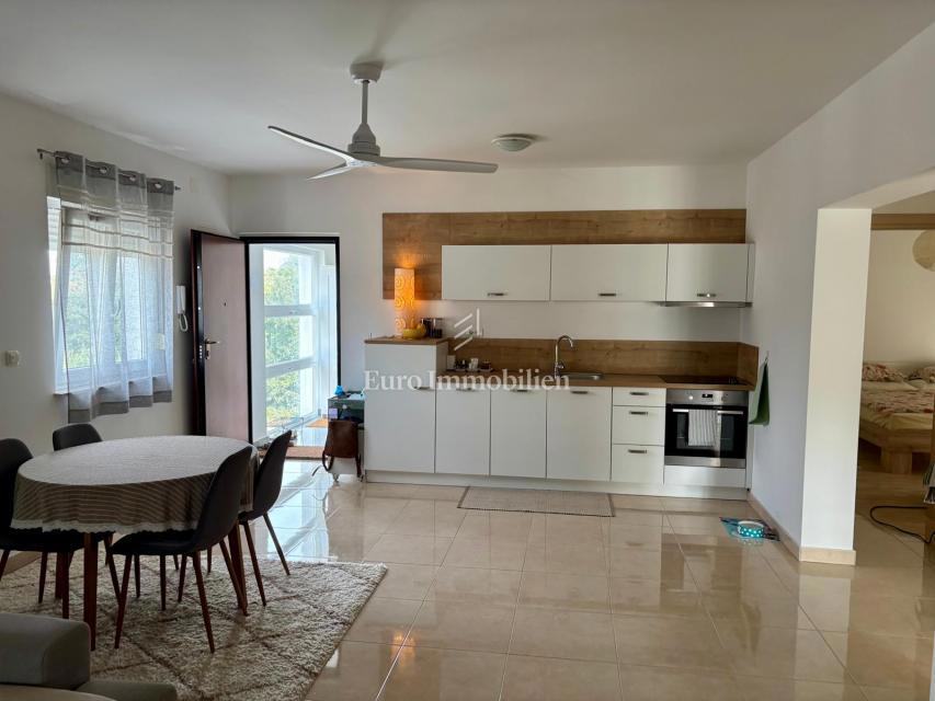 Okolica Zadra - stanovanje z vrtom 150 m od morja