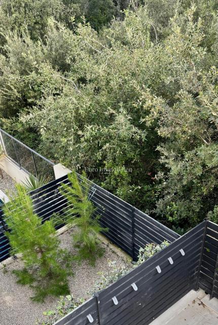 Okolica Zadra - stanovanje z vrtom 150 m od morja