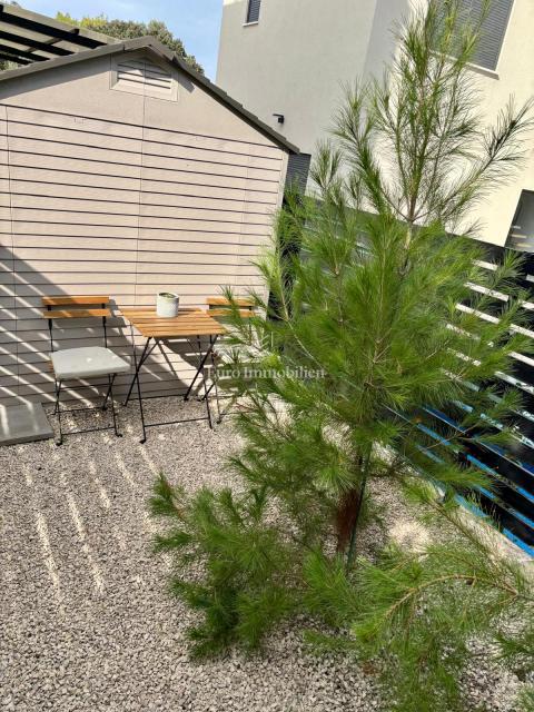 Okolica Zadra - stanovanje z vrtom 150 m od morja