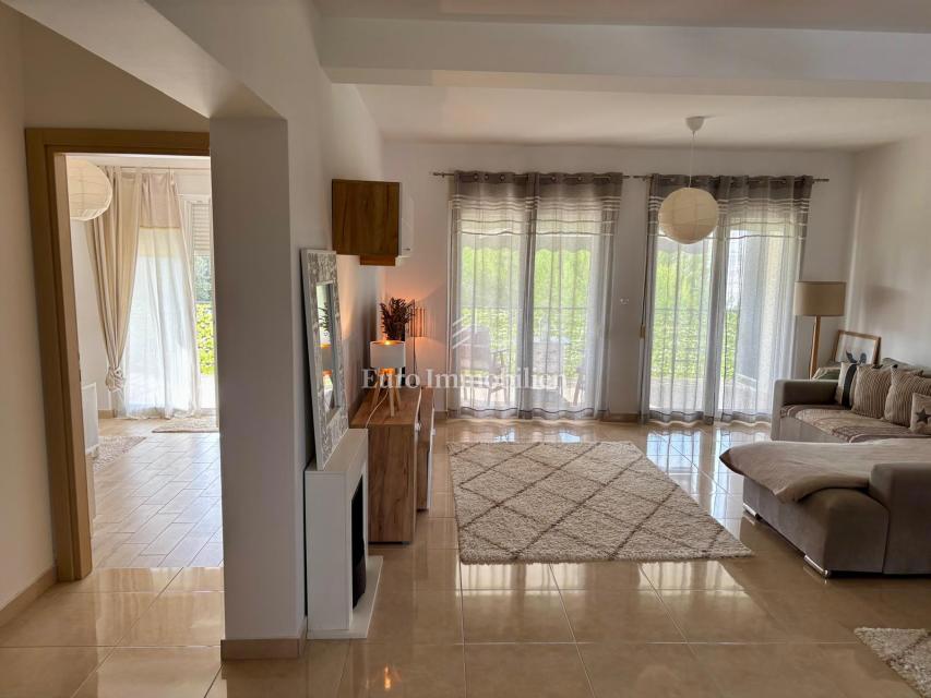 Okolica Zadra - stanovanje z vrtom 150 m od morja