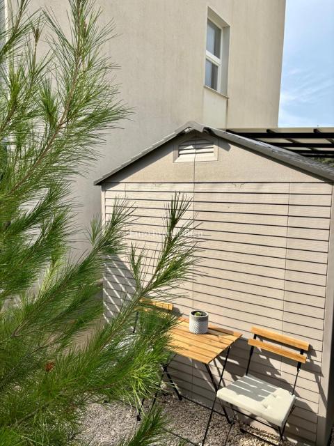 Okolica Zadra - stanovanje z vrtom 150 m od morja